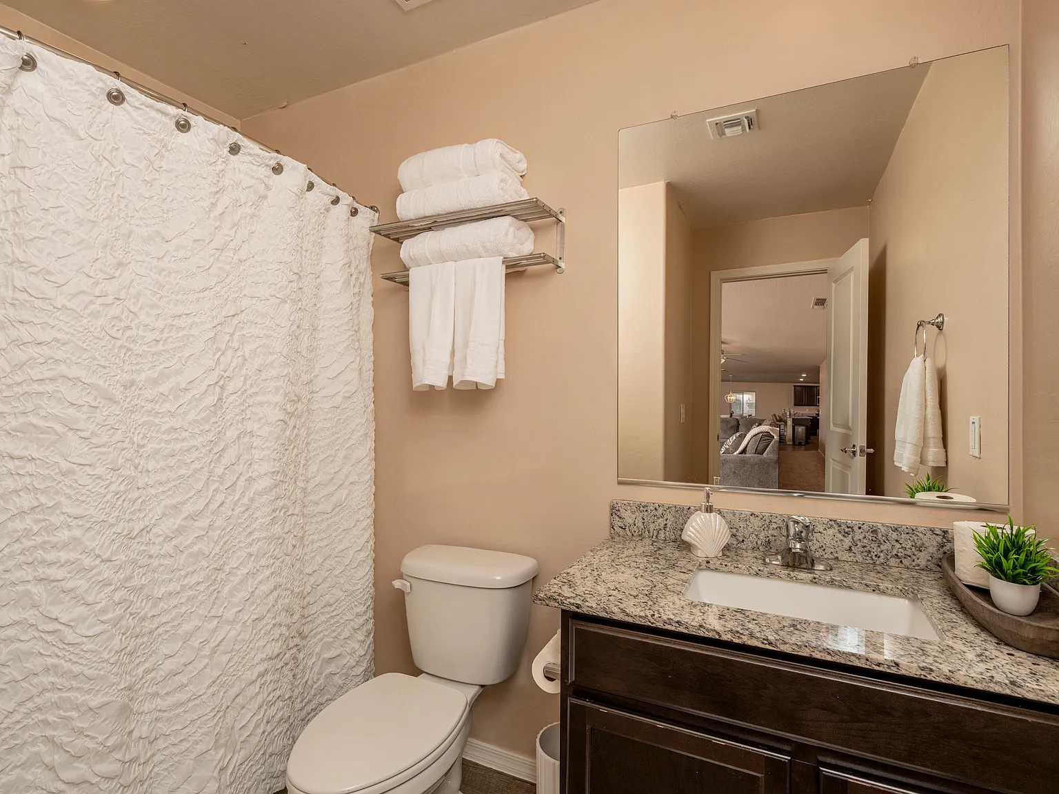 1547 East Inouye Drive - 1 — Photo 2