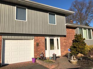11 Lindsay St, Plainview, NY 11803