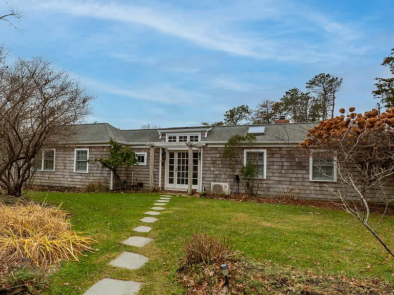 Gardiner Dr — Photo 1