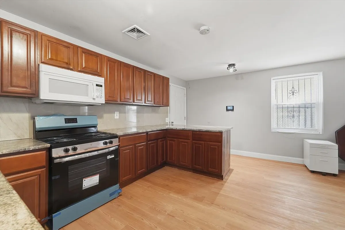 2 bed, 800 sqft, $1,700 — Photo 2