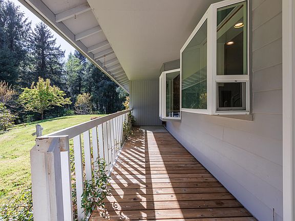 3rd image of 1588 Fruitvale Rd