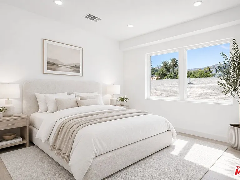2120 N Beachwood Dr — Photo 17