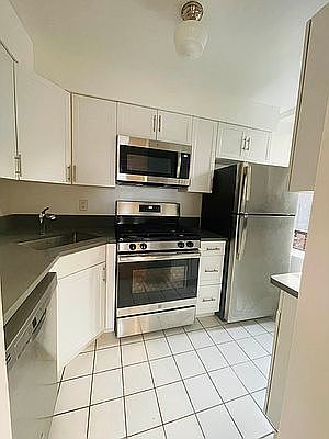 4th image of 147 W 79th St #C14