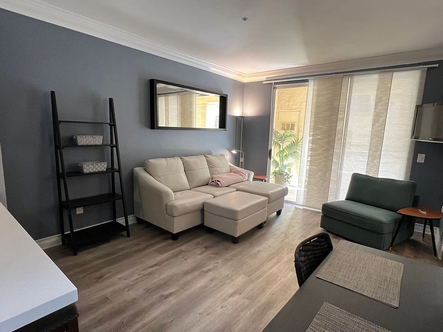 Meridian Fully Furnished Studio Condo - Resort Style Living. Utilities & Internet Services Includ... — Photo 2