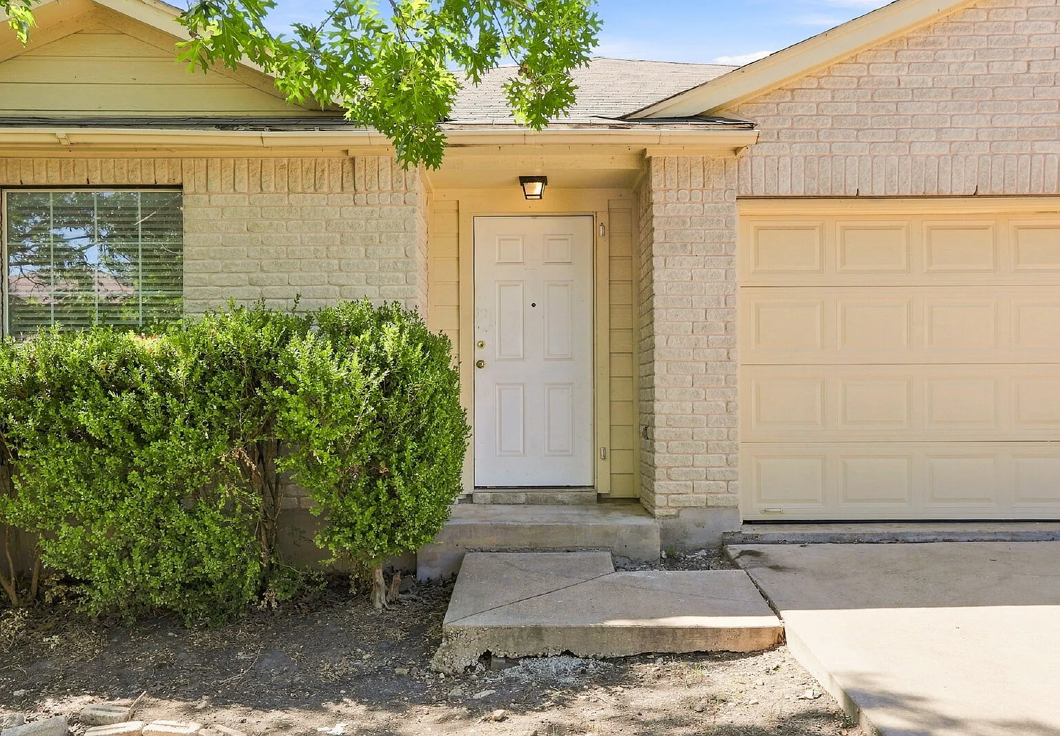 4 bed, 2.0 bath, 2047 sqft, $2,200 — Photo 3