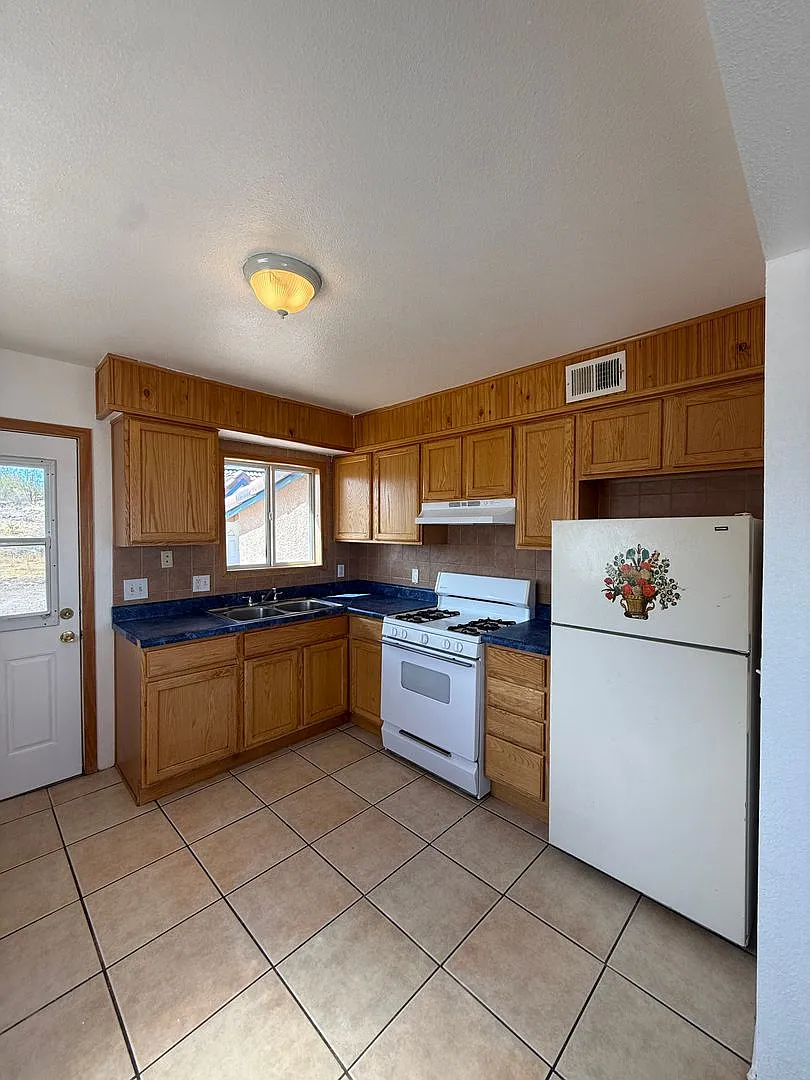2 Bedroom 2 Bathroom Home — Photo 4