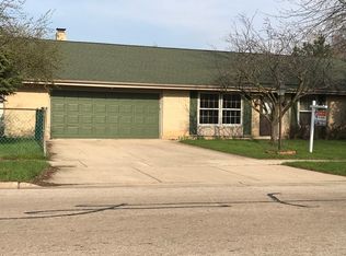 23 Debbie Ln, Streamwood, IL 60107