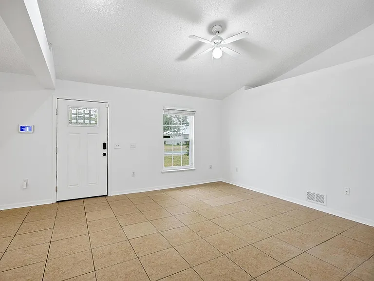 38 Bud Field Dr — Photo 3