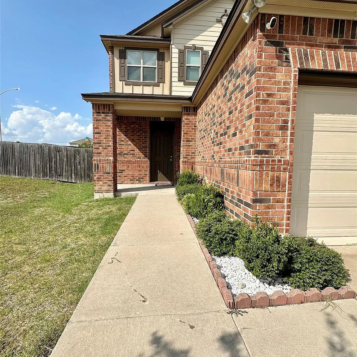 5 bed, 3.5 bath, 2491 sqft, $2,650 — Photo 2