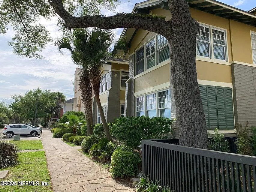 2 bed, 1.5 bath, 1200 sqft, $2,100 — Photo 3
