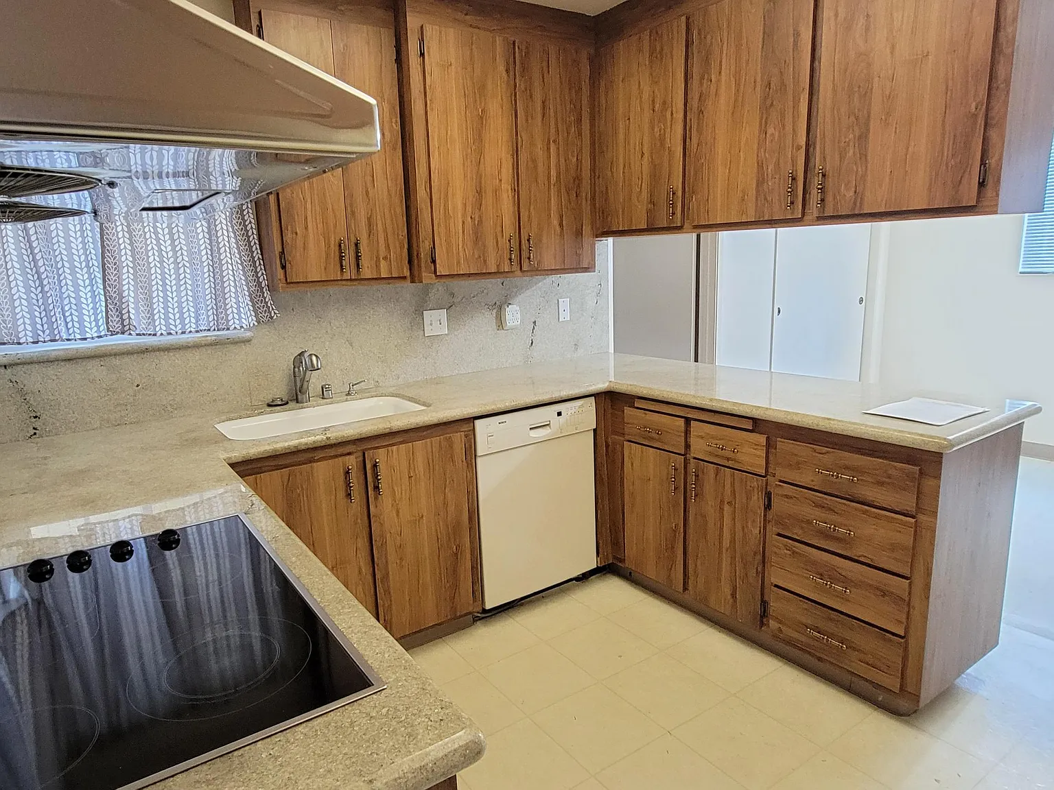 4 bed, 1703 sqft, $4,400 — Photo 2