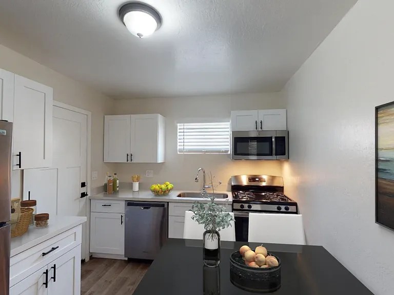 906 E Roma Ave — Photo 32
