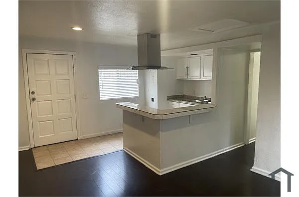 Building Photo - 4605 1/2 Arlington Ave #2