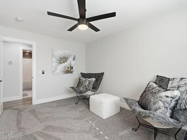 3041 E Elm St — Photo 24