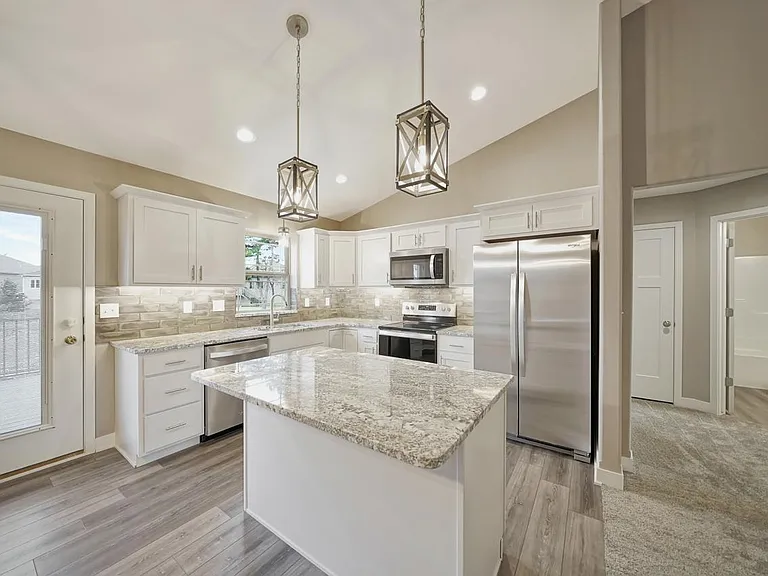 Kitchen w/Island