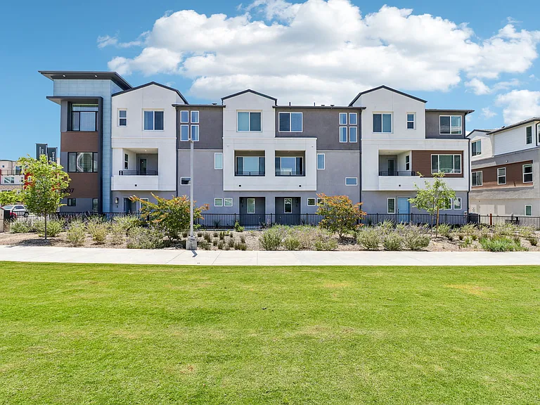 Axis at Millenia Townhomes — Photo 26