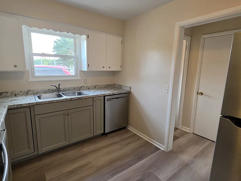 1421 & 1423 Creighton Ave #1421 — Photo 4