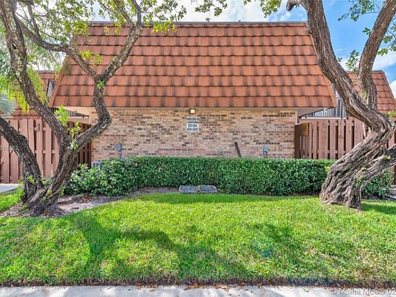 3rd image of 4043 Wimbledon Dr #4043