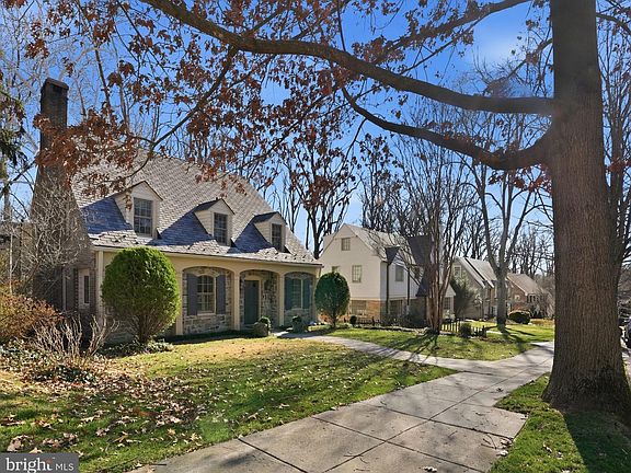 3rd image of 4944 Quebec St NW