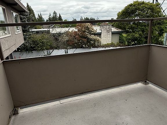 4th image of 8620 Roosevelt Way NE #204
