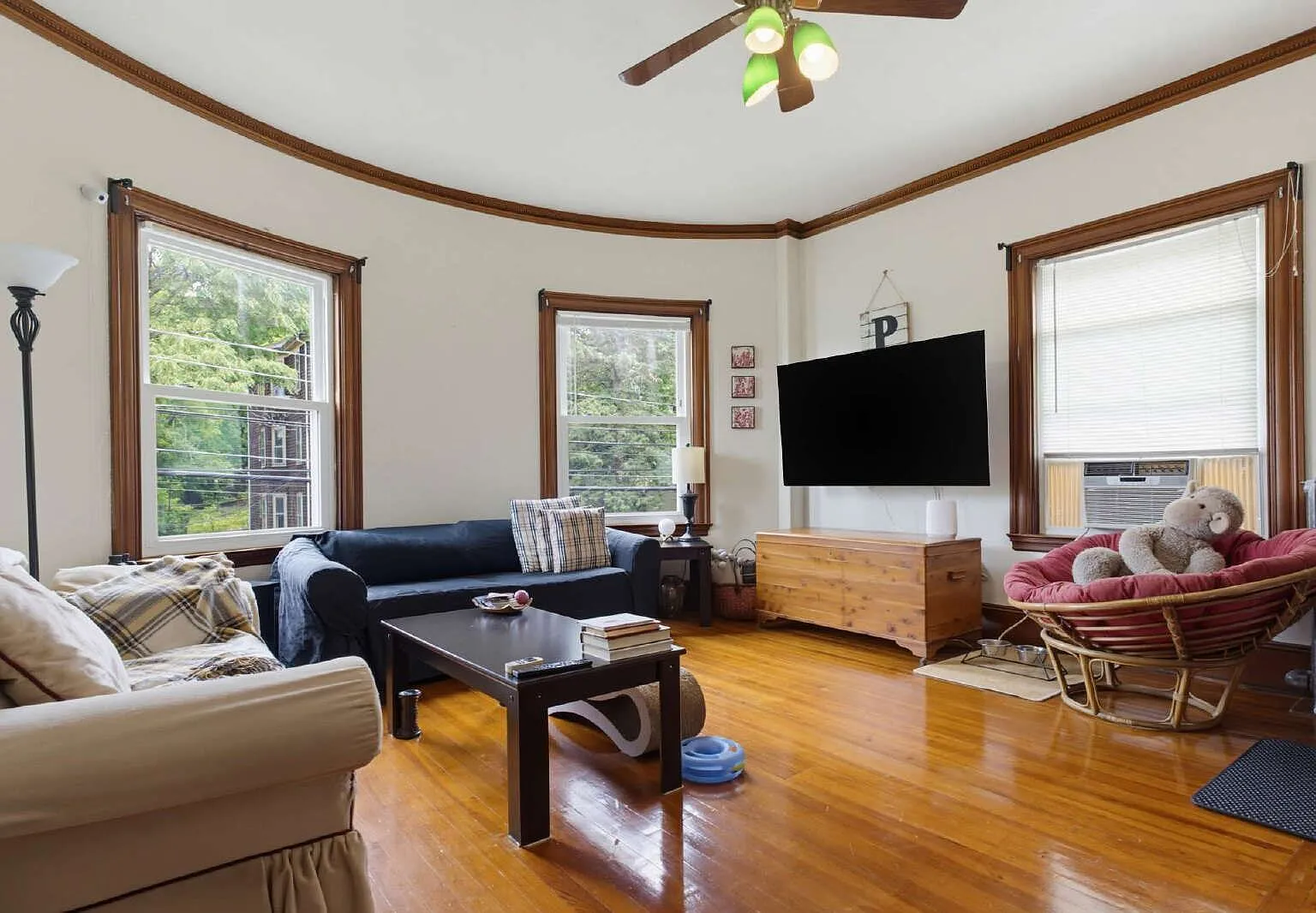 3 bed, 1.0 bath, 1300 sqft, $2,900 — Photo 1