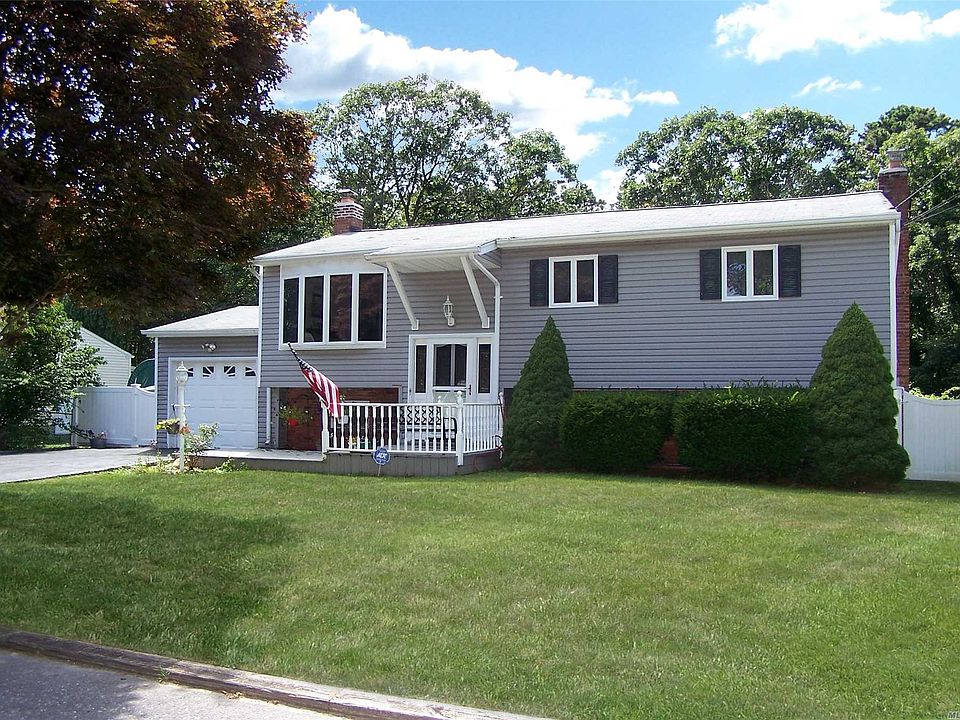 1st image of 484 Bohemia Pkwy
