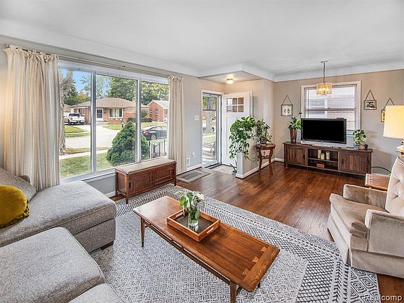 4th image of 28429 Palmer Blvd