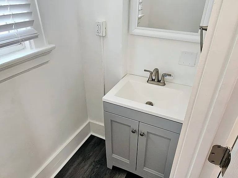 1421 Gault St — Photo 7