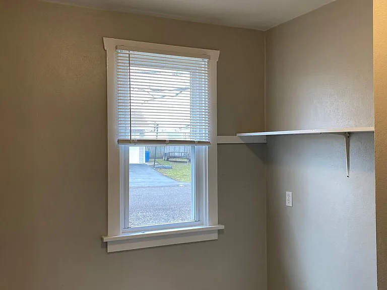 1013 W Church St — Photo 12