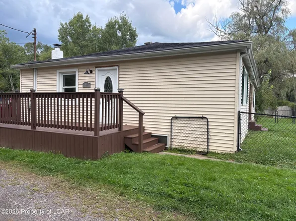 1048 Lower Demunds Rd, Dallas, PA 18612