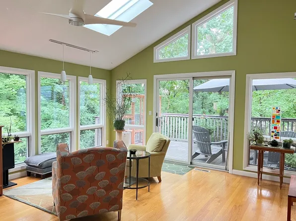 32 Pinehurst Rd, Holyoke, MA 01040