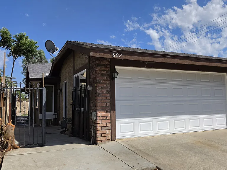 892 Robin Dr — Photo 1