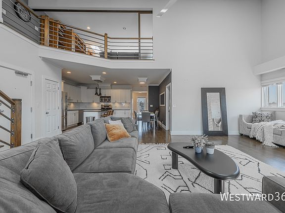 3rd image of 2033 W Superior St APT 4W
