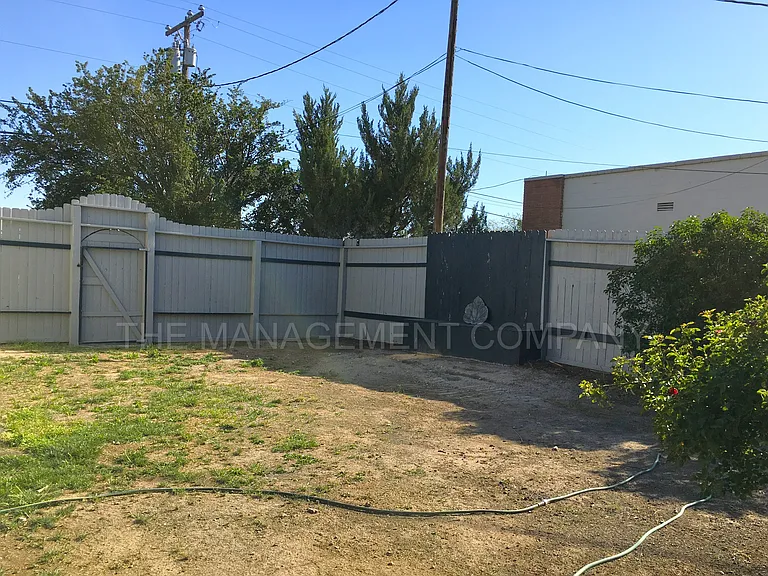 576 Addison Ave W — Photo 31