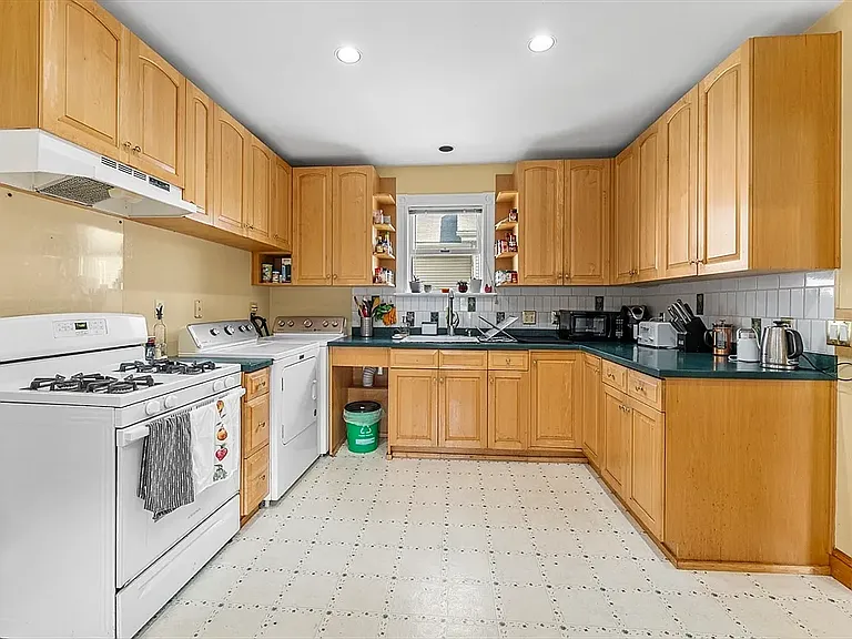 Kitchen
-On 1st floor of the unit