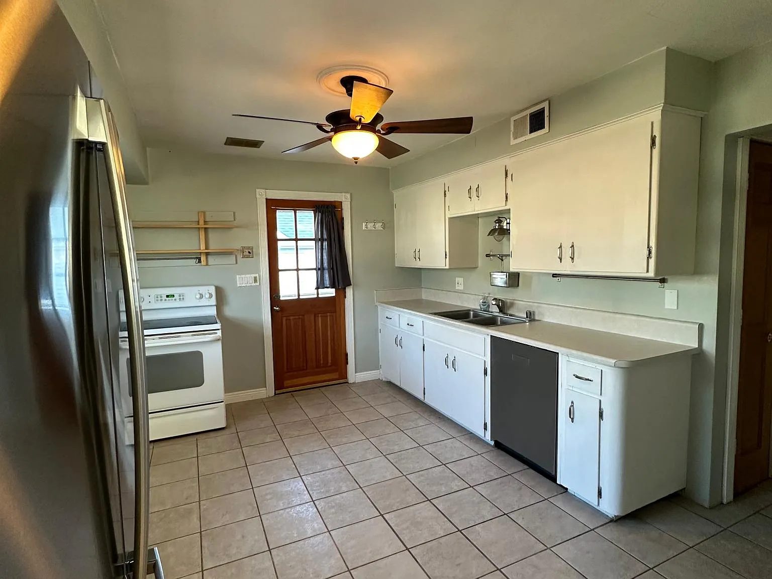 4 bed, 1.5 bath, 1732 sqft, $2,500 — Photo 3