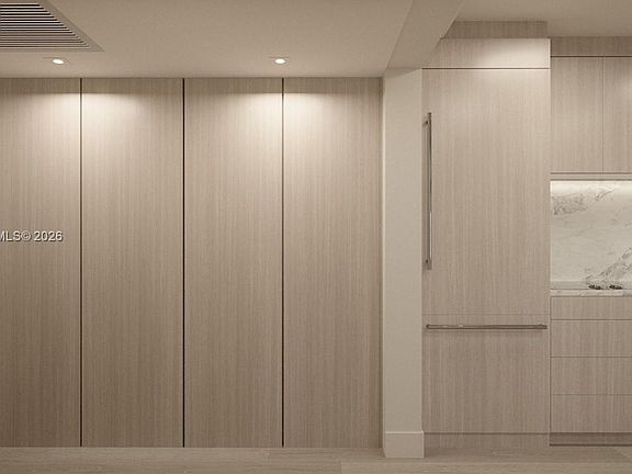 5th image of 250 Collins Ave #105