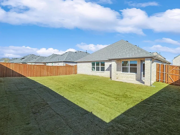 405 Portina Dr — Photo 32