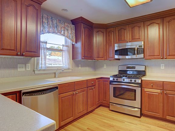5th image of 5444 Pine Grove Ave