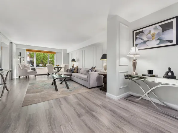 310 Lexington Avenue image 2 of 9