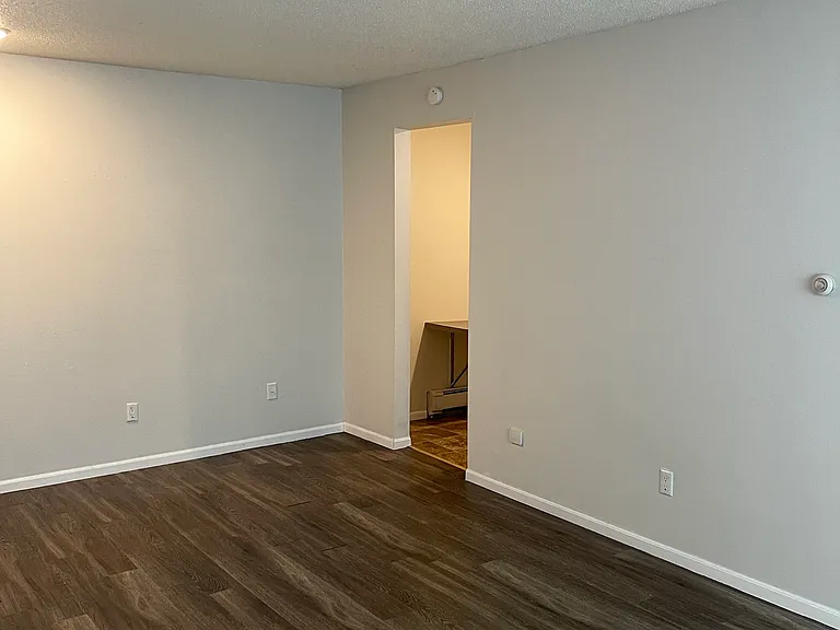527 S Van Buren St #1 — Photo 6