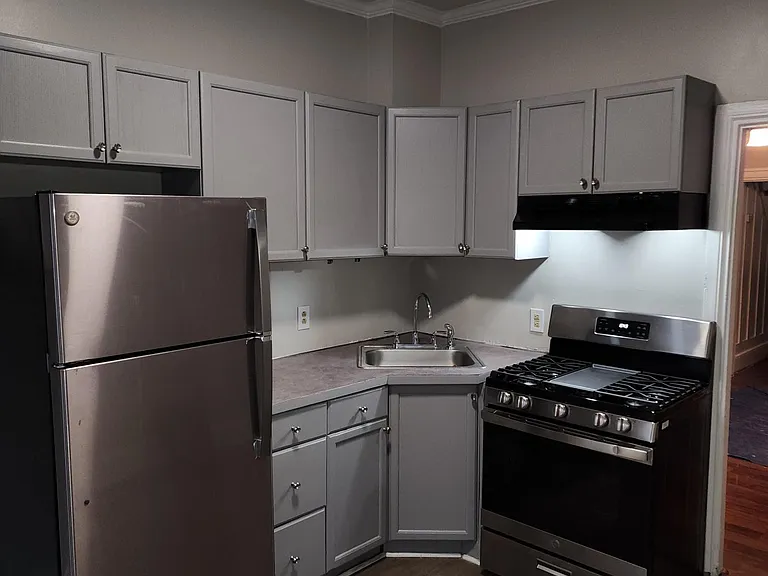 302 N Lombard St — Photo 4