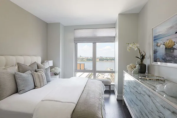 Rented by Extell Marketing Group LLC | media 33