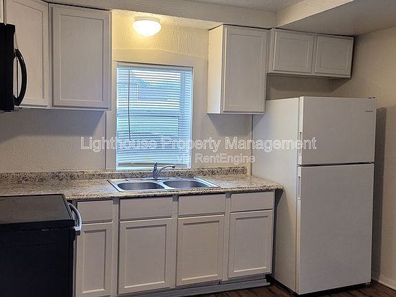 3rd image of 2716 Nichols Rd #3
