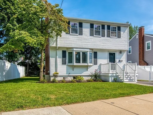 27 Pinefield Rd, Hyde Park, MA 02136