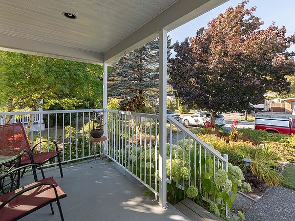 4th image of 1008 Edgewater Cres