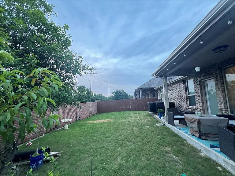 916 Sundrop Dr — Photo 8