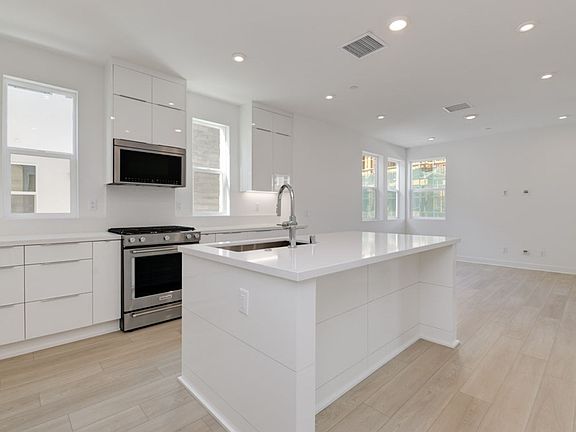 4th image of 2711 Everly Dr