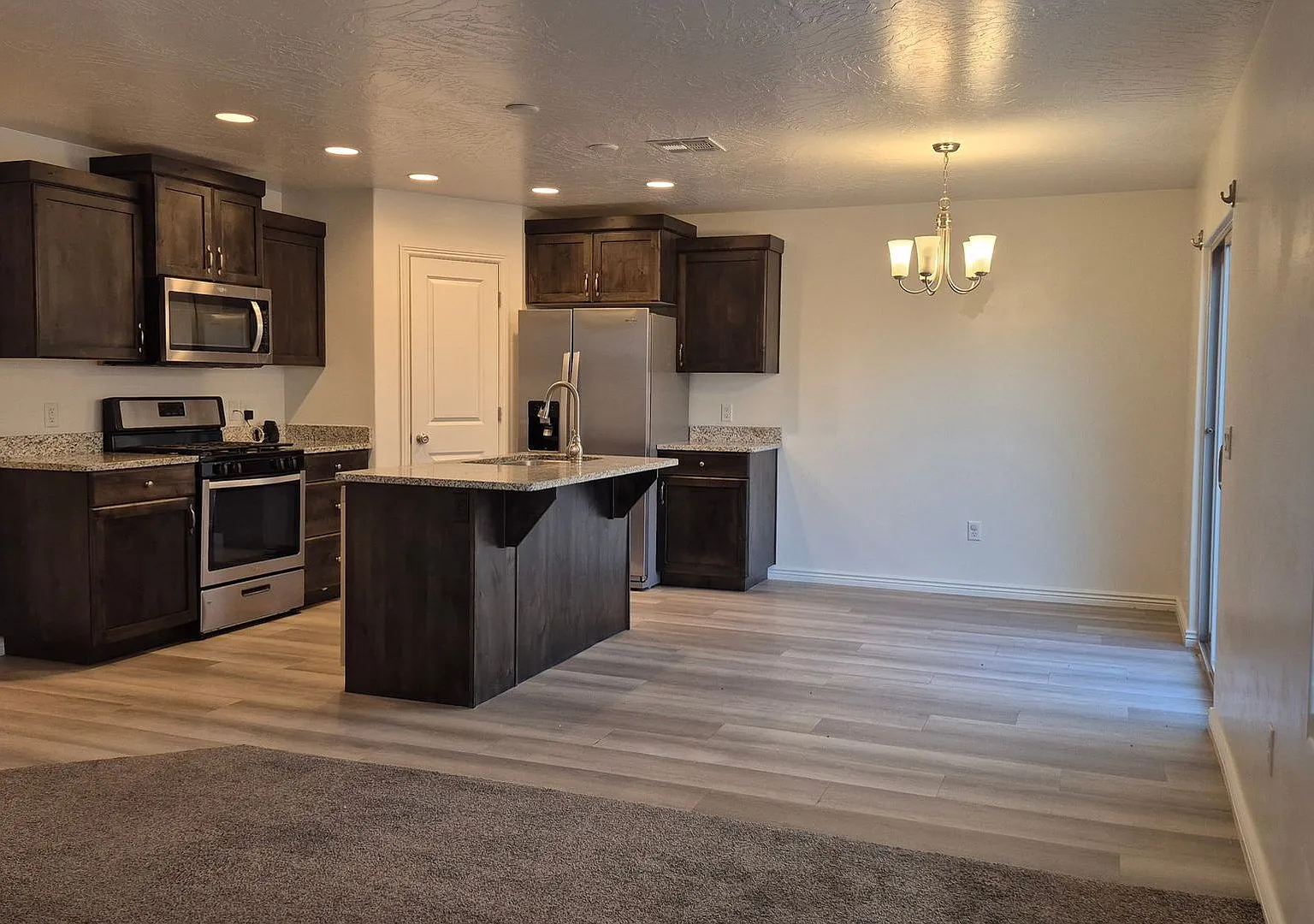 Spacious Townhome for Rent Prime Location! — Photo 4