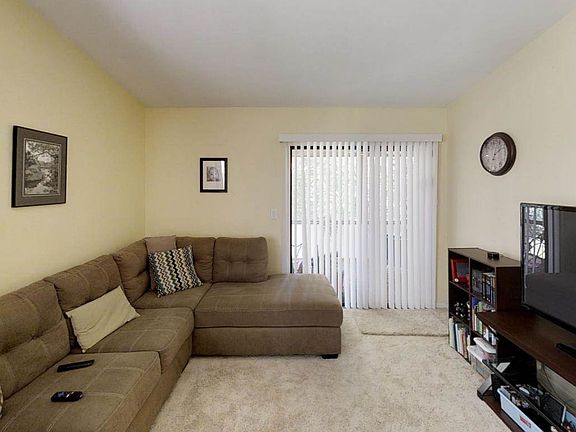 4th image of 947 Stonybrook Cir